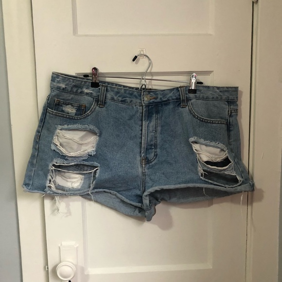 F21+ DISTRESSED DENIM SHORTS - Picture 2 of 4